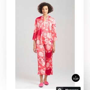 Brand new N NATORI
VENETIAN PJ Coral Punch size small nwt